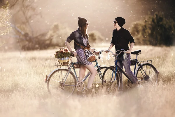 Zwei schöne Hipster, die im Sommer mit weißen Vintage-Fahrrädern im Freien stehen — Stockfoto