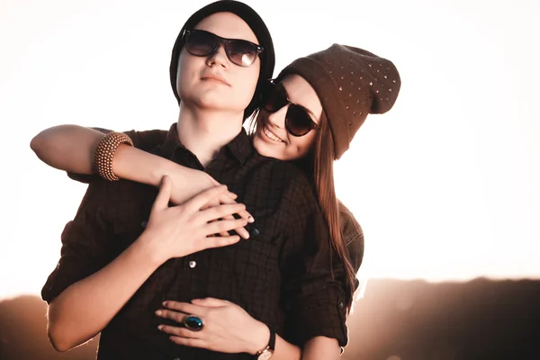 Jonge mode hipster paar verliefd zoenen en met passie in voorjaar zonnig weer — Stockfoto