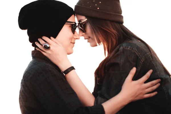 Young fashion hipster couple in love kissing and having passion in spring sunny weather — Stock Photo, Image