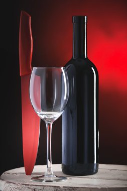 kırmızı şarap şişesi, Şarap kadehi ve wodden varil üzerinde kırmızı bıçak