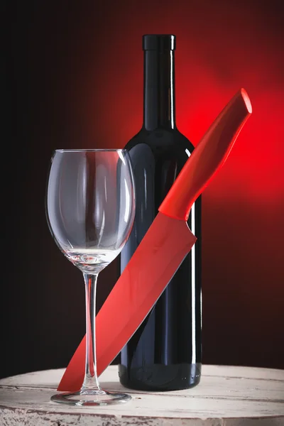 赤ワインのボトル、ワイン ・ ガラス、木造バレル上の赤のナイフ — ストック写真