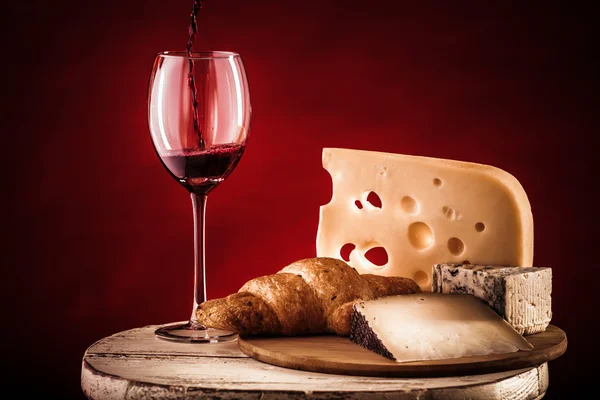 Red wine bread and cheese — Stock Photo, Image