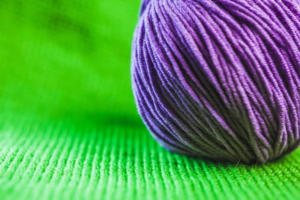 Цветной фиолетовый шар — стоковое фото