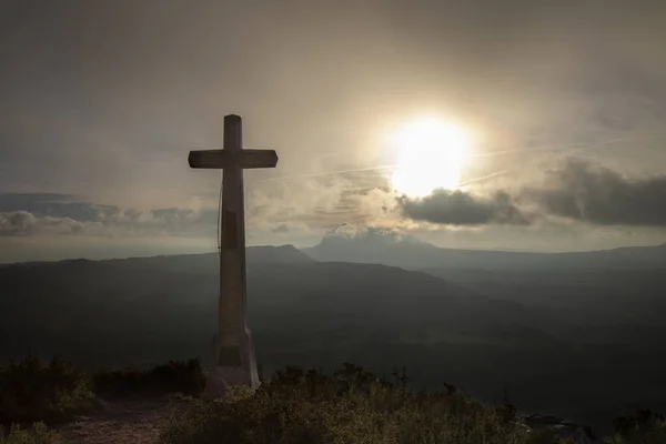 Landschap Met Een Groot Kruis Een Berg Een Zonnige Bewolkte — Stockfoto