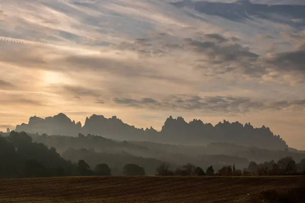Beau Paysage Montrant Montserrat Silhouette Montagne Sous Ciel Nuageux Lever — Photo