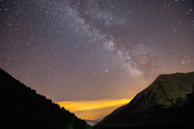 Samanyolu ve yıldızlar geceleyin Katalonya 'daki Pireneler' de bir dağda