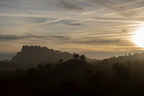 Beau Paysage Montrant Montserrat Silhouette Montagne Sous Ciel Nuageux Lever — Photo
