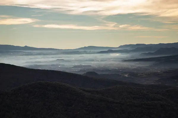 Paysage Sinueux Montrant Une Vallée Quelques Montagnes Sous Ciel Nuageux — Photo