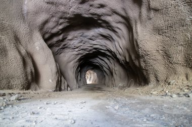 Katalonya 'da Baga' da Via del Nicolau adlı doğal tünel.