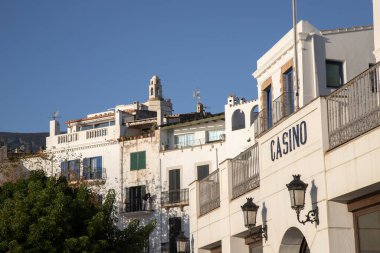 Katalonya 'daki Kadavra Kasabası' nda kumarhane ve beyaz binalar.