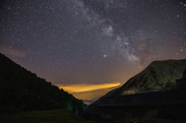 Samanyolu ve yıldızlar geceleyin Katalonya 'daki Pireneler' de bir dağda