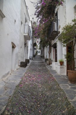 Costa Brava Katalonya 'nın arka planında güzel bir kasaba caddesi var.