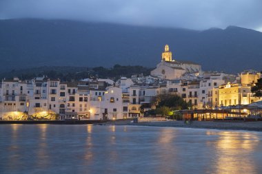 Katalonya 'daki Costa Brava' da geceleri kadavra kasabasını gösteren uzun pozlu bir resim.