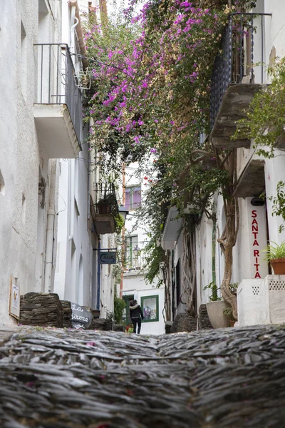Egy Lány Sétál Egy Cadaques Gyönyörű Város Utcájában Háttérben Costa — Stock Fotó