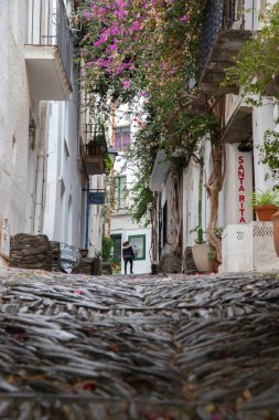 Costa Brava Katalunyası 'nın arka planında Kadavra üzerinde yürüyen güzel bir kız.