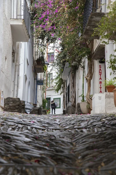 Egy Lány Sétál Egy Cadaques Gyönyörű Város Utcájában Háttérben Costa — Stock Fotó