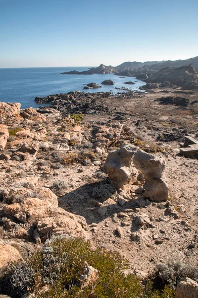 Kaya sahili ve Akdeniz 'i gösteren deniz manzarası Katalonya' da Costa Brava 'da Cap de Creus Cape' de Paratge de Tudela adlı bir yerde.