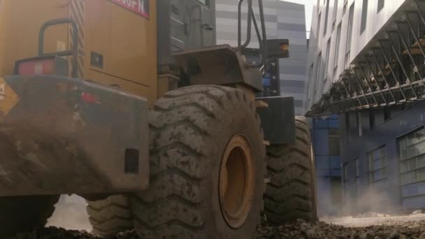 Excavator Going Reverse Viewer Raking Pile Stones Tractor Bucket Workers — Stock Video