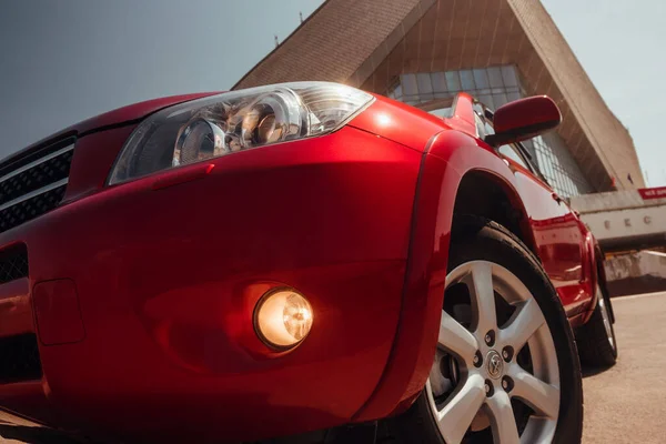 Modern kırmızı geçiş aracı 2008 Toyota Rav4 XA30 yaz otoparkında. Ön tarafı sis lambaları, alaşımlı tekerlek ve tampon ile kapatın. Ön ayrıntılı çekim