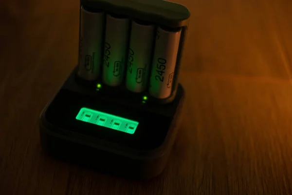 Akümülatörlerin güç istasyonuna pil seviyesi göstergesi yükleme kavramı. Batarya yükseltme işlemi. Elektrik yükleniyor. Elektronik ekran pil şarj seviyesini gösteriyor