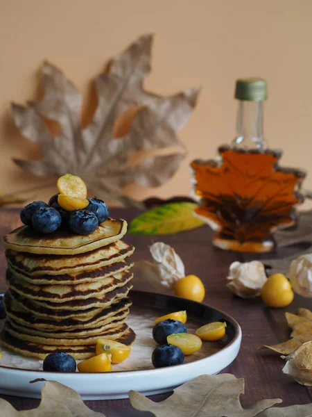 Herbstliche Tischdekoration Mit Pfannkuchen Und Ahornsirup — Stockfoto