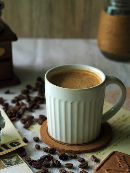 Kaffeetasse Rustikalen Stil Mit Kaffeebohnen Dekoriert — Stockfoto