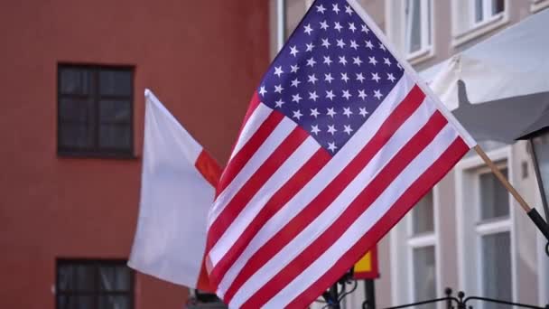 Filmik Polskimi Amerykańskimi Flagami Trzepoczącymi Razem Lekkim Popołudniowym Wietrze — Wideo stockowe
