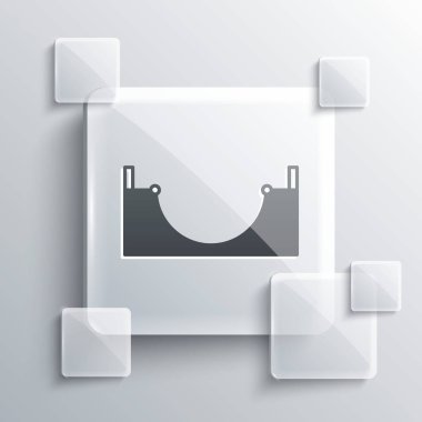 Gri arka planda gri kaykay parkı simgesi izole edildi. Rampa seti, paten parkı için merdiven. Olağanüstü bir spor. Kare cam paneller. Vektör