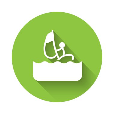 Beyaz rüzgar sörfü simgesi uzun gölge arkaplanı ile izole edildi. Yeşil daire düğmesi. Vektör