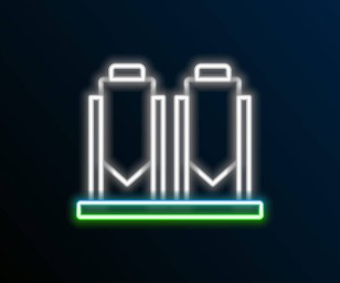 Siyah zemin üzerinde izole edilmiş bira imalathanesi ikonunda parlayan neon hattı geleneksel demleme gemileri. Bira demleme işlemi. Damıtma tesisi, bira fabrikası. Renkli taslak konsepti. Vektör