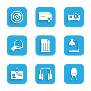 Dosya belgesi, kulaklık, ofis koltuğu, masa lambası, kimlik kartı, saat, film, medya projektörü ve hedef spor simgesi ayarla. Vektör