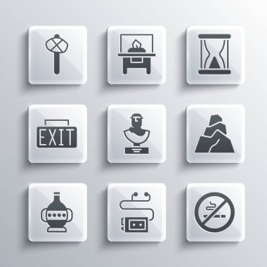 Müze ses rehberi, Sigara İçilmez, Kaya Taşları, Antik göğüs heykeli, amfora, çıkış işareti, Taş Devri çekici ve kum ikonlu eski kum saati. Vektör