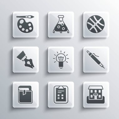 Sınav kağıdını işaretli, okul binası, kalem, ampul, kitap, dolmakalem ucu, boya fırçası paleti ve basketbol topu ikonu ile ayarla. Vektör