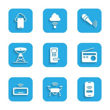 Dijital kapı kilidini, Akıllı İHA sistemini, kablosuz cep telefonunu, radyoyu, bilgisayar klavyesini, uydu çanağını, kablosuz mikrofonu ve bulut teknoloji veri simgesini ayarla. Vektör