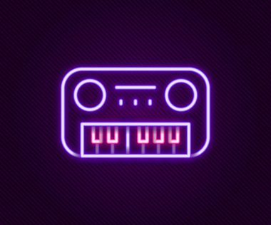 Parlayan neon hattı oyuncak piyano ikonu siyah arkaplanda izole edildi. Çocuk oyuncağı. Renkli taslak konsepti. Vektör