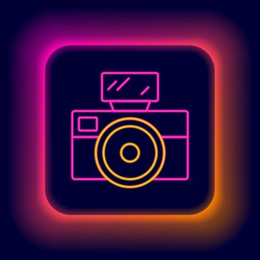 Işıklandırma simgesi siyah arkaplanda izole edilmiş parlak neon hattı fotoğraf makinesi. Foto kamera. Dijital fotoğrafçılık. Renkli taslak konsepti. Vektör