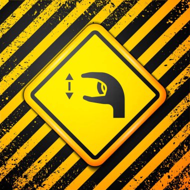 Siyah insan ayakta duruyor ve sarı arka planda el simgesi olan bir şeyin boyutunu gösteriyor. - Yaklaşık ölçümler. Uyarı işareti. Vektör.