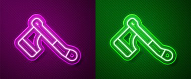 Parlayan neon çizgisi ahşap balta simgesi mor ve yeşil arka planda izole edilmiş. Oduncu baltası. Mutlu Cadılar Bayramı Partisi. Vektör.