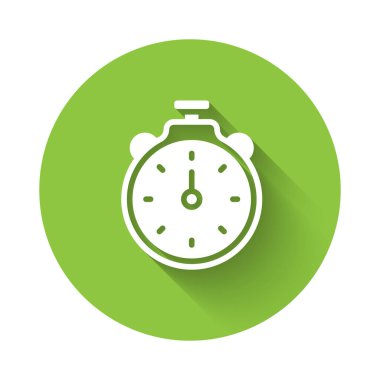 Beyaz Kronometre simgesi uzun gölgeli izole edildi. Zaman göstergesi. Kronometre işareti. Yeşil daire düğmesi. Vektör.