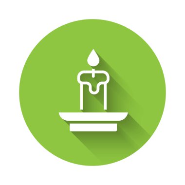 Beyaz yanan mum ikonu uzun gölgeli izole edilmiş. Silindirik aromatik mum çubuğu ve yanan ateş. Mutlu Cadılar Bayramı Partisi. Yeşil daire düğmesi. Vektör.