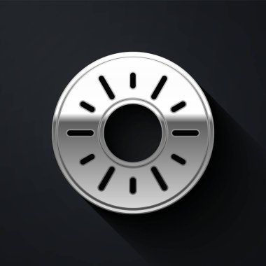 Gümüş Güneş simgesi siyah arkaplanda izole edildi. Uzun gölge tarzı. Vektör.