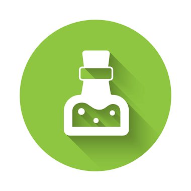 Uzun gölge arkaplan izole ikon beyaz şişe. Sihirli iksirli matara. Mutlu Cadılar Bayramı Partisi. Yeşil daire düğmesi. Vektör