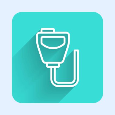 Beyaz çizgi telsiz ikonu uzun gölge arkaplanı ile izole edildi. Taşınabilir radyo vericisi simgesi. Radyo alıcı-vericisi işareti. Yeşil kare düğmesi. Vektör