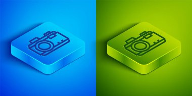 Mavi ve yeşil arkaplanda izole edilmiş Isometric çizgi fotoğraf kamerası simgesi. Foto kamera. Dijital fotoğrafçılık. Kare düğmesi. Vektör