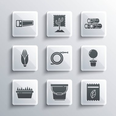 Kovayı hazırla, tohum tohumu doldur, saksıda çiçek, bahçe hortumu ya da yangın hortumu, taze çimen dikdörtgeni, mısır, el testeresi ve tahta kütük ikonu. Vektör