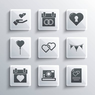 Fotoğraf makinesi, tebrik kartı, bayraklı karnaval çelengi, İki Bağlı Kalp, Takvim, Balon kalp formu, el ve anahtar deliği simgesi. Vektör