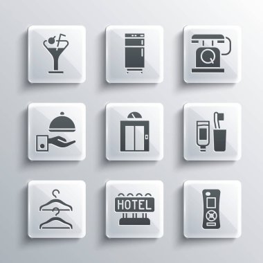 Tabelayı metin oteli, uzaktan kumanda, diş fırçası ve diş macunu, asansör, gardırop, kapalı tepsi, martini bardağı ve telefon ahizesi ikonu ile ayarla. Vektör