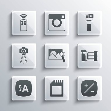 Hafıza kartını, pozlama tazminatını, fotoğraf makinesini, rötuşlamayı, otomatik flaşı, uzaktan kumandayı ve eylem simgesini ayarla. Vektör