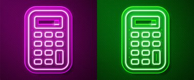 Parlayan neon çizgisi hesap makinesi simgesi mor ve yeşil arkaplanda izole edildi. Muhasebe sembolü. İş hesaplamaları matematik eğitimi ve finans. Vektör.