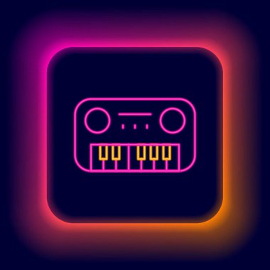 Parlayan neon hattı oyuncak piyano ikonu siyah arkaplanda izole edildi. Çocuk oyuncağı. Renkli taslak konsepti. Vektör